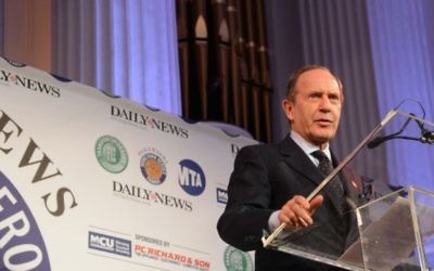 Mortimer Zuckerman le 29 janvier 2013 pendant un évènement accueilli par le "New York Daily News", qu'il possède. (Crédit : Wikipedia/MTA New York City Transit/Marc A. Hermann/CC BY 2.0)