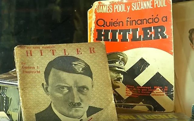 Des objets nazis dans un magasin uruguayen. (Crédit : capture d'écran YouTube)