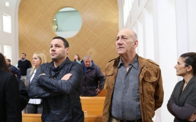 Ehud Olmert, ancien Premier ministre, devant la cour suprême, à Jérusalem, le 19 janvier 2016. (Crédit : Amit Shabi/Pool) Ehud Olmert, ancien Premier ministre, devant la cour suprême, à Jérusalem, le 19 janvier 2016. (Crédit : Amit Shabi/Pool)