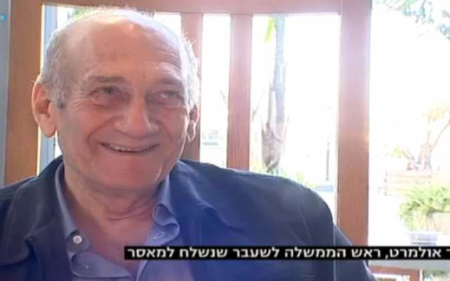 Ehud Olmert dine à Tel Aviv, en janvier 2016. (Crédit : capture d'écran Dixième chaîne)