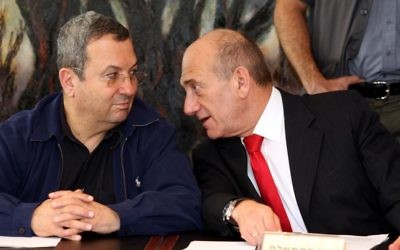Ehud Olmert, à droite, alors Premier ministre, et son ministre de la défense Ehud Barak, le 4 juillet 2007. (Crédit : Ariel Jerozolimski/Flash90)
