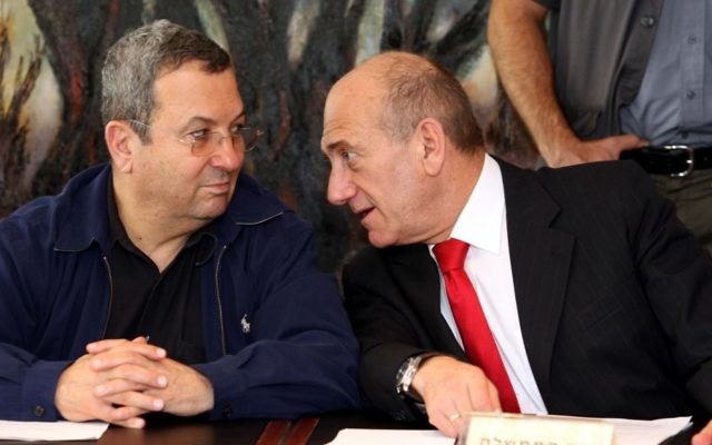 Ehud Olmert, à droite, alors Premier ministre, et son ministre de la défense Ehud Barak, le 4 juillet 2007. (Crédit : Ariel Jerozolimski/Flash90)