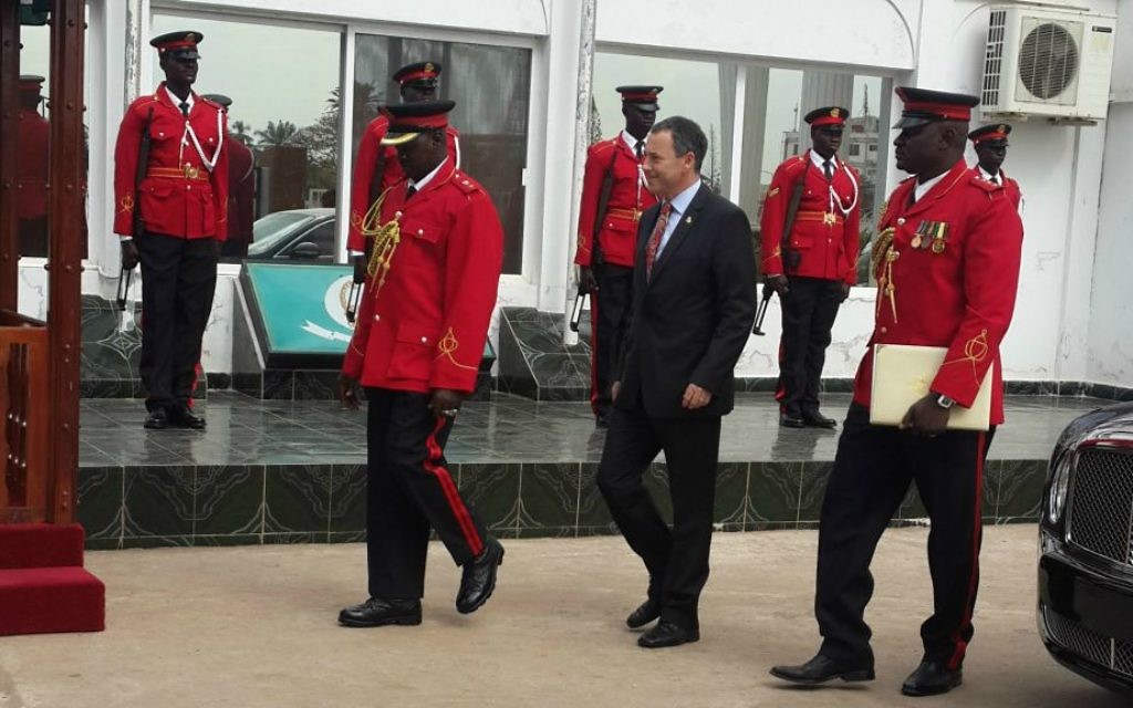 L'ambassadeur d'Israël en Gambie Paul Hirschson inspecte une garde d'honneur dans la capitale Banjul en Gambie, le 12 janvier 2016 (Crédit : Autorisation de l'Ambassade d'Israël, Dakar)