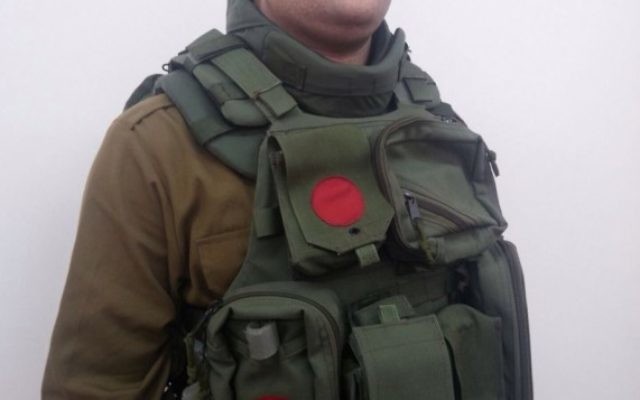 La nouvelle protection pour le cou créée pour les soldats de l'armée israélienne servant en Cisjordanie. (Crédit : unité des porte-paroles de l'armée)