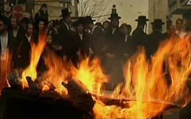 Les hommes ultra-orthodoxes manifestant à Jérusalem le 7 Janvier 2016, après que les autorités ont ordonné une autopsie sur un nourrisson âgé de quatre mois de la communauté (Crédit : Capture d'écran Deuxième chaîne)