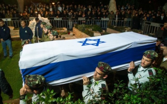Des soldats israéliens portent le cercueil du capitaine Yishai Rosales, au cimetière militaire du mont Herzl, à Jérusalem, le 7 janvier 2016. (Crédit : Yonatan Sindel/Flash90) Des soldats israéliens portent le cercueil du capitaine Yishai Rosales, au cimetière militaire du mont Herzl, à Jérusalem, le 7 janvier 2016. (Crédit : Yonatan Sindel/Flash90)