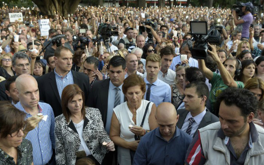 La foule se rassemble autour de Sara Garfunkel (au centre), la mère du procureur argentin Alberto Nisman, pendant une veillée aux chandelles pour le premier anniversaire de la mort mystérieuse de son fils, à Buenos AIres, le 18 janvier 2016. (Crédit : AFP Photo/Eitan Abramovich) La foule se rassemble autour de Sara Garfunkel (au centre), la mère du procureur argentin Alberto Nisman, pendant une veillée aux chandelles pour le premier anniversaire de la mort mystérieuse de son fils, à Buenos AIres, le 18 janvier 2016. (Crédit : AFP Photo/Eitan Abramovich)