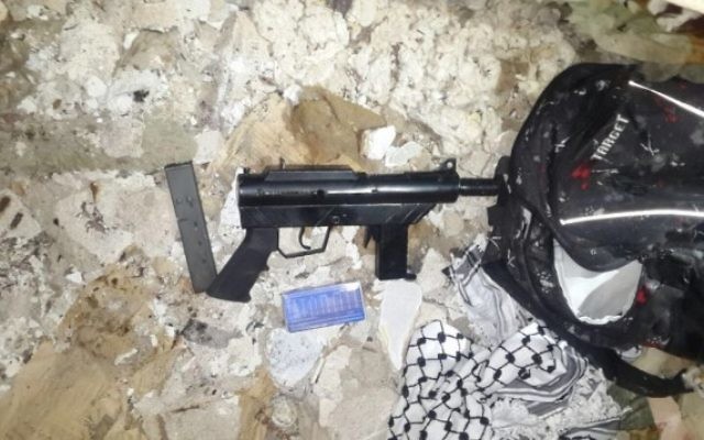 L'arme qui aurait été utilisée pour attaquer des soldats israéliens le 20 janvier 2016. L'arme a été retrouvée par les forces israéliennes dans la banlieue de Tulkarem le 22 janvier 2016. (Crédit : Shin Bet)
