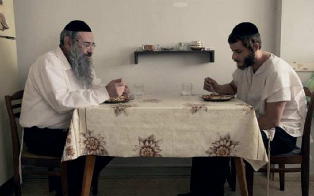 Les Shtisel, le père Shulem et le fils Akiva, à table dans leur cuisine (Crédit : "Shtisel") Les Shtisel, le père Shulem et le fils Akiva, à table dans leur cuisine (Crédit : "Shtisel")