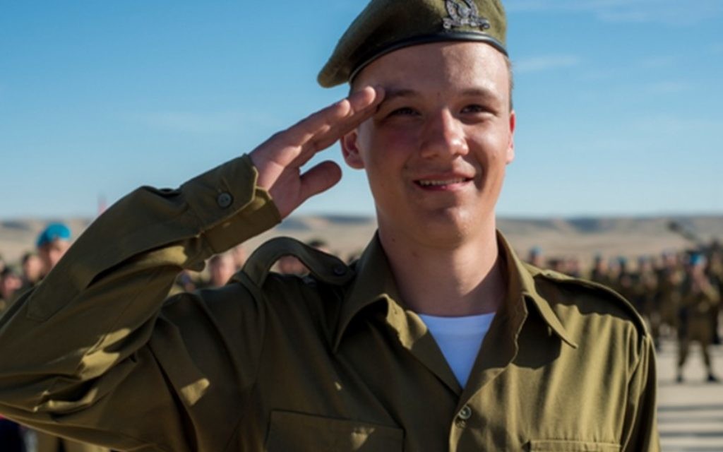 Seth, dont le nom n'a pas été révélé, salue après avoir reçu une récompense de son commandant de bataillon pour sa bravoure, le 6 janvier 2016. (Unité de porte-parole de Tsahal)