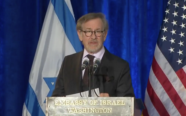 Steven Spielberg prend la parole lors d'une cérémonie commémorative de la Shoah à l'ambassade d'Israël à Washington, le 27 janvier 2016 (Capture d'écran YouTube)