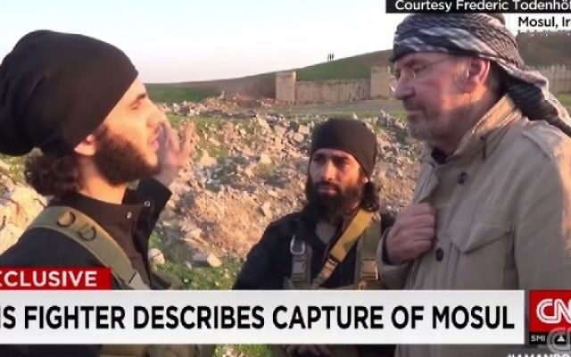 Capture d'écran d'un reportage de CNN montrant Jürgen Todenhöfer en compagnie de combattants de l'EI en Syrie en 2014 (Crédit : capture d'écran CNN) Capture d'écran d'un reportage de CNN montrant Jürgen Todenhöfer en compagnie de combattants de l'EI en Syrie en 2014 (Crédit : capture d'écran CNN)