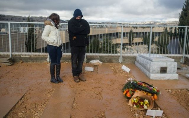 La tombe de Shlomit Krigman, 23 ans, après son enterrement le 26 Janvier 2016 à côté de celle de Dafna Meir à Jérusalem (Crédit photo: Yonatan Sindel / Flash90) La tombe de Shlomit Krigman, 23 ans, après son enterrement le 26 Janvier 2016 à côté de celle de Dafna Meir à Jérusalem (Crédit photo: Yonatan Sindel / Flash90)