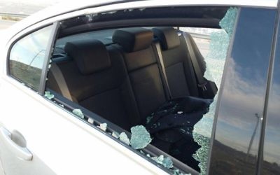 La voiture du député Yesh Atid, Haim Jelin, qui a été touché par des jets de pierres (Crédit : Autorisation) La voiture du député Yesh Atid, Haim Jelin, qui a été touché par des jets de pierres (Crédit : Autorisation)