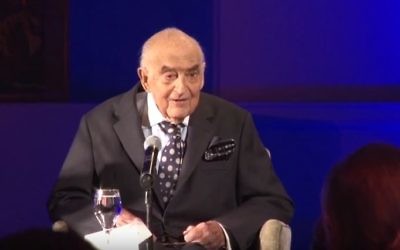 Lord George Weidenfeld, au congrès juif international, en avril 2015. (Crédit : capture d'écran YouTube/WorldJewish Congress)