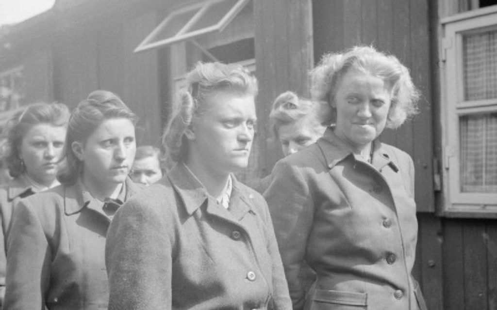 Lors de la libération de Bergen-Belsen en avril 1945, les gardiens et les SS ont défilé (Crédit : Wikimedia Commons) Lors de la libération de Bergen-Belsen en avril 1945, les gardiens et les SS ont défilé (Crédit : Wikimedia Commons)