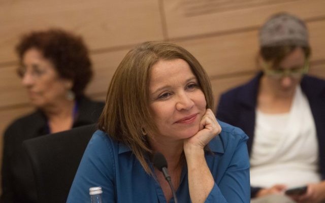 La députée de l'Union sioniste Shelly Yachimovich à la Knesset, le 8 juin 2015. (Crédit : Miriam Alster/Flash90) La députée de l'Union sioniste Shelly Yachimovich à la Knesset, le 8 juin 2015. (Crédit : Miriam Alster/Flash90)