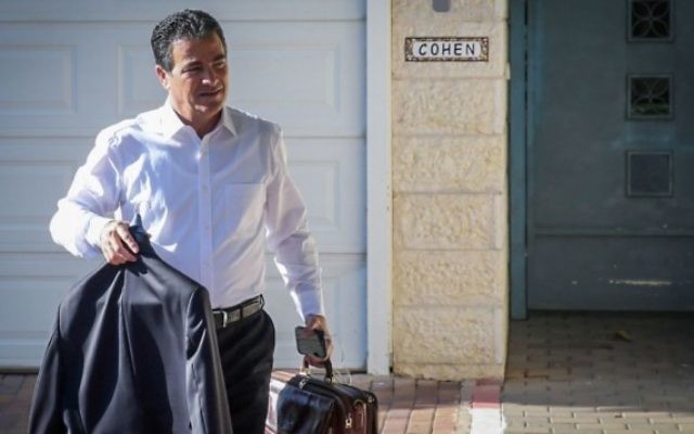 Yossi Cohen, le chef sortant du Conseil national de sécurité, quittant son domicile le matin après que le Premier ministre Benjamin Netanyahu l'ait nommé comme le nouveau chef du Mossad, le 8 décembre 2015 (Crédit photo: Flash90)