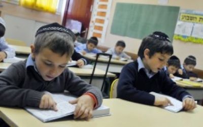 Photo d'illustration. Des enfants orthodoxes dans une école religieuse de Sarcelles, France. (Crédit : Serge Attal/Flash90)