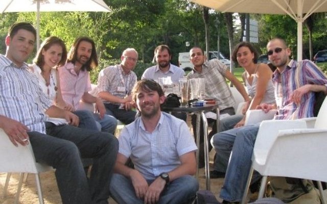 Les étudiants de l’université Ariel à Madrid pendant la compétition "Solar Decathlon" en 2010. (Crédit : autorisation de l'université Ariel)