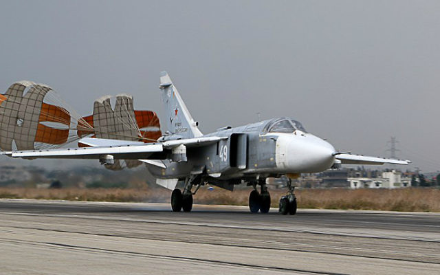 Un bombardier Sukhoi Su-24 russe sur la base militaire russe à Hmeimin dans la province de Lattaquié, dans le nord-ouest de la Syrie, le 16 décembre 2015. (Crédit : Paul Gypteau/AFP) Un bombardier Sukhoi Su-24 russe sur la base militaire russe à Hmeimin dans la province de Lattaquié, dans le nord-ouest de la Syrie, le 16 décembre 2015. (Crédit : Paul Gypteau/AFP)