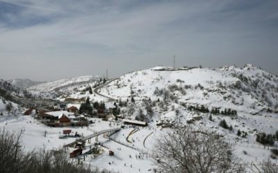 Vue sur le mont Hermon, le 21 janvier 2016. (Crédit : AFP)