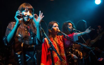 Les sœurs israéliennes Tair (au centre) 31 ans, Liron (à gauche) 29 ans et Tagel (à droite) 25 ans, les membres du groupe folk A-WA, (prononcé "Aywa," ou oui en arabe), lors d'un spectacle à Jérusalem, le 28 janvier 2016. (Crédit : AFP / MENAHEM KAHANA)