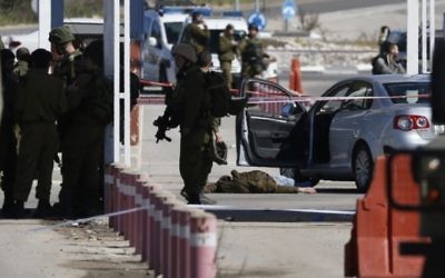 Les forces de sécurité israéliennes sur les lieux d'une fusillade à un checkpoint proche de Beit El, une implantation israélienne en Cisjordanie, le 31 janvier 2016. (Crédit : AFP / ABBAS MOMANI)