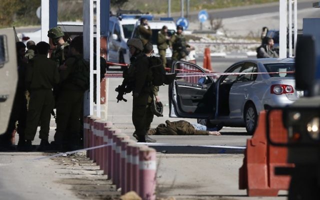 Les forces de sécurité israéliennes sur les lieux d'une attaque à un barrage près de l'implantation de Beit El en Cisjordanie le dimanche 31 janvier 2016 (Crédit : AFP / ABBAS MOMANI)