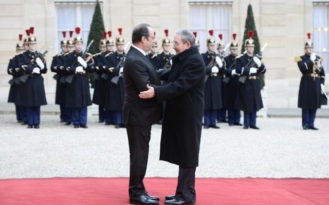 Le président français François Hollande (à gauche) accueille le président cubain Raul Castro à son arrivée le 1 février 2016 au Palais de l'Elysée à Paris (Crédit : AFP/STEPHANE DE SAKUTIN) Le président français François Hollande (à gauche) accueille le président cubain Raul Castro à son arrivée le 1 février 2016 au Palais de l'Elysée à Paris (Crédit : AFP/STEPHANE DE SAKUTIN)