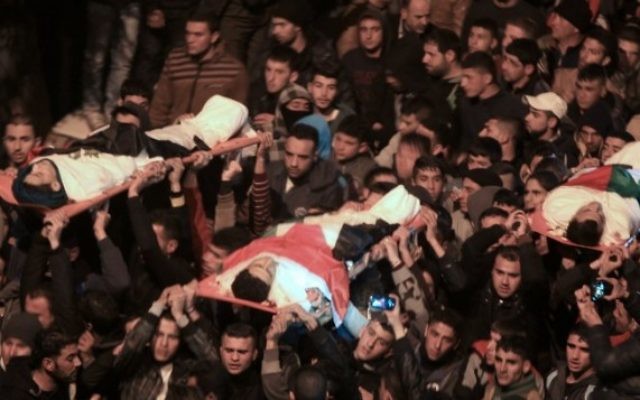 Funérailles de trois Palestiniens tués par les forces de sécurité israéliennes pendant qu'ils menaient une attaque fatale à Jérusalem, tuant Hadar Cohen, 19 ans, à Qabatiya, près de Jénine, en Cisjordanie, le 5 février 2016. (Crédit : AFP/Jaafar Ashtiyeh) Funérailles de trois Palestiniens tués par les forces de sécurité israéliennes pendant qu'ils menaient une attaque fatale à Jérusalem, tuant Hadar Cohen, 19 ans, à Qabatiya, près de Jénine, en Cisjordanie, le 5 février 2016. (Crédit : AFP/Jaafar Ashtiyeh)
