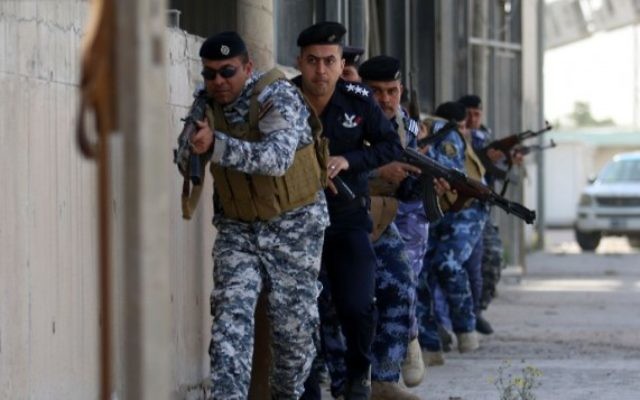 Les forces de sécurité irakienne, en charge de la sécurité du port, dans un exercice simulant une attaque terroriste dans le port de Umm Qasr, près de Bassora, en Irak, le 8 février 2016. (Crédit : AFP / HAIDAR MOHAMMED ALI) Les forces de sécurité irakienne, en charge de la sécurité du port, dans un exercice simulant une attaque terroriste dans le port de Umm Qasr, près de Bassora, en Irak, le 8 février 2016. (Crédit : AFP / HAIDAR MOHAMMED ALI)