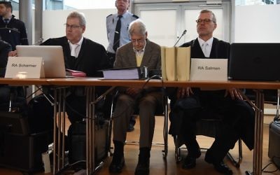 Reinhold Hanning, au centre, entre ses deux avocats au tribunal à Detmold, le 11 février 2016 (Crédit : AFP / PATRIK STOLLARZ)