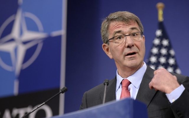 Le secrétaire américain à la Défense Ashton Carter s'adresse à la réunion des ministres de la Défense au siège de l'OTAN au Conseil de l'Atlantique Nord (NAC) à Bruxelles, le 11 février 2016 (Crédit : AFP / THIERRY CHARLIER) Le secrétaire américain à la Défense Ashton Carter s'adresse à la réunion des ministres de la Défense au siège de l'OTAN au Conseil de l'Atlantique Nord (NAC) à Bruxelles, le 11 février 2016 (Crédit : AFP / THIERRY CHARLIER)