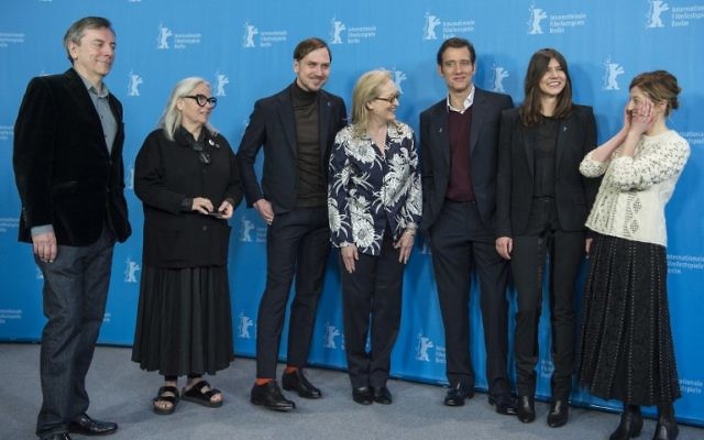 Les membres du jury de la Berlinale Film Festival (G à D) le critique de cinéma britannique et membre du jury Nick James, la photographe français et membre du jury Brigitte Lacombe, l'acteur allemand et membre du jury Lars Eidinger, l'actrice américaine et président du jury Meryl Streep, l'acteur britannique et membre du jury Clive Owen, la cinéaste polonaise et membre du jury Malgorzata Szumowska et la membre italienne du jury Alba Rohrwacher posent à Berlin le 11 février 2016. (Crédit : AFP / John MACDOUGALL)