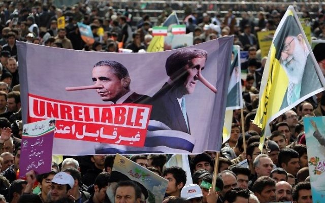 Des Iraniens brandissant des bannières avec des slogans anti-américains au cours des célébrations sur la place Azadi de Téhéran (Place de la Liberté) du 37e anniversaire de la révolution islamique, le 11 février 2016 (Crédit : Atta Kenare / AFP)