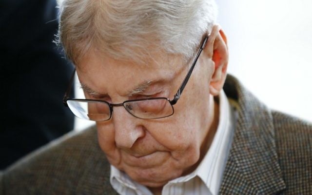 L'ancien gardien d'Auschwitz Reinhold Hanning pendant son procès devant la cour de Detmold, le 11 février 2016 (Crédit : AFP/Pool/Wolfgang Rattay) L'ancien gardien d'Auschwitz Reinhold Hanning pendant son procès devant la cour de Detmold, le 11 février 2016 (Crédit : AFP/Pool/Wolfgang Rattay)