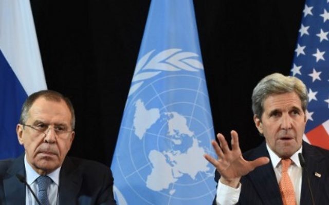 Le secrétaire d'Etat américaine John Kerry (à droite) au côté du ministre russe des Affaires étrangères Sergei Lavrov (à gauche) au cours d'une conférence du Groupe international de soutien de la Syrie à Munich, le 12 février 2016 (Crédit : AFP / Christof STACHE)