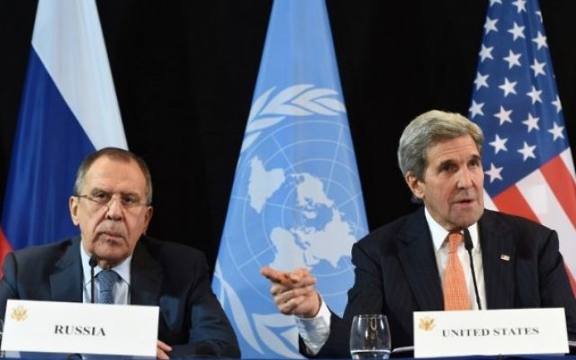 Le secrétaire d'Etat américain John Kerry (à droite) et le ministre russe des Affaires étrangères Serguei Lavrov (à gauche) pendant une conférence de presse à Munich, dans le sud de l'Allemagne, le 12 février 2016. (Crédit : AFP/Christof Stache) Le secrétaire d'Etat américain John Kerry (à droite) et le ministre russe des Affaires étrangères Serguei Lavrov (à gauche) pendant une conférence de presse à Munich, dans le sud de l'Allemagne, le 12 février 2016. (Crédit : AFP/Christof Stache)