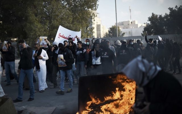 Des Bahreïnis prennent part à une manifestation pour marquer le cinquième anniversaire du soulèvement du Printemps arabe qui a eu lieu le 12 février, 2015, dans le village à majorité chiite de Sitra, au sud de Manama (Crédit : AFP / MOHAMMED AL-SHAIKH) Des Bahreïnis prennent part à une manifestation pour marquer le cinquième anniversaire du soulèvement du Printemps arabe qui a eu lieu le 12 février, 2015, dans le village à majorité chiite de Sitra, au sud de Manama (Crédit : AFP / MOHAMMED AL-SHAIKH)