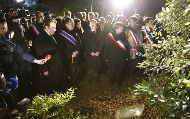Le ministre de l'Intérieur Bernard Cazeneuve (C) aux côtés du président du Consistoire, Joël Mergui (g) et la maire de Bagneux Marie-Hélène Amiable (3e à d) à une cérémonie marquant le 10e anniversaire de la mort d'Ilan Halimi, le 13 Février, 2016, à Bagneux, près de Paris. (Crédit : MATTHIEU ALEXANDRE / AFP) Le ministre de l'Intérieur Bernard Cazeneuve (C) aux côtés du président du Consistoire, Joël Mergui (g) et la maire de Bagneux Marie-Hélène Amiable (3e à d) à une cérémonie marquant le 10e anniversaire de la mort d'Ilan Halimi, le 13 Février, 2016, à Bagneux, près de Paris. (Crédit : MATTHIEU ALEXANDRE / AFP)