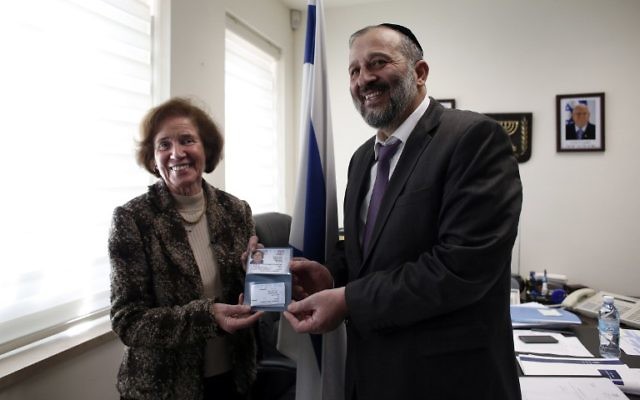Beate Klarsfeld, reçoit une carte d'identité israélienne des mains d'Aryeh Deri, le 15 février 2016 (Crédit : AFP / THOMAS COEX) Beate Klarsfeld, reçoit une carte d'identité israélienne des mains d'Aryeh Deri, le 15 février 2016 (Crédit : AFP / THOMAS COEX)