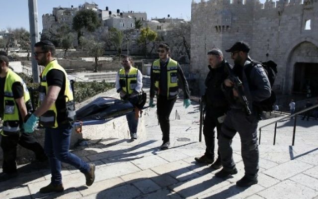 Des bénévoles juifs de Zaka enlèvent le corps d'un Palestinien qui a été abattu après avoir poignarder trois personnes devant la porte de Damas de Jérusalem le 19 février 2016. (Crédit : AFP / THOMAS COEX) Des bénévoles juifs de Zaka enlèvent le corps d'un Palestinien qui a été abattu après avoir poignarder trois personnes devant la porte de Damas de Jérusalem le 19 février 2016. (Crédit : AFP / THOMAS COEX)
