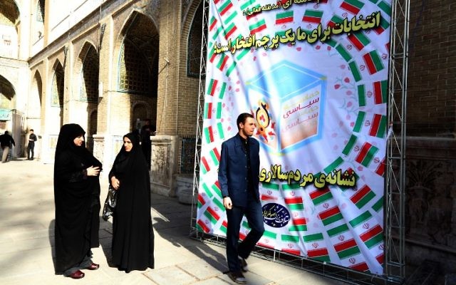 Des Iraniens qui se tiennent à l'extérieur d'une réunion des principaux partis conservateurs de l'Iran, avant les prochaines élections législatives, le 23 février, 2016 à la mosquée Motahari à Téhéran (Crédit : AFP / ATTA KENARE)