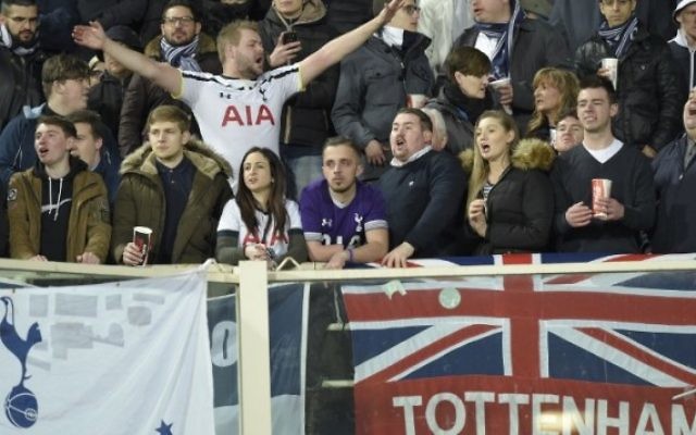 Des supporters de Tottenham applaudissent avant le match de football Europa League Fiorentina vcontre Tottenham le 18 février 2016 à Florence. (Crédit : AFP PHOTO / ANDREAS SOLARO)