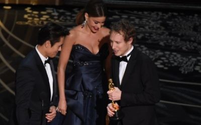 Sofia Vergara et Byung-hun Lee présentent l'Oscar du Meilleur film étranger, Son of Saul, au cinéaste Laszlo Nemes (D) lors de la 88e cérémonie des Oscars, le 28 février 2016 à Hollywood, California. (Crédit : AFP PHOTO / MARK RALSTON)