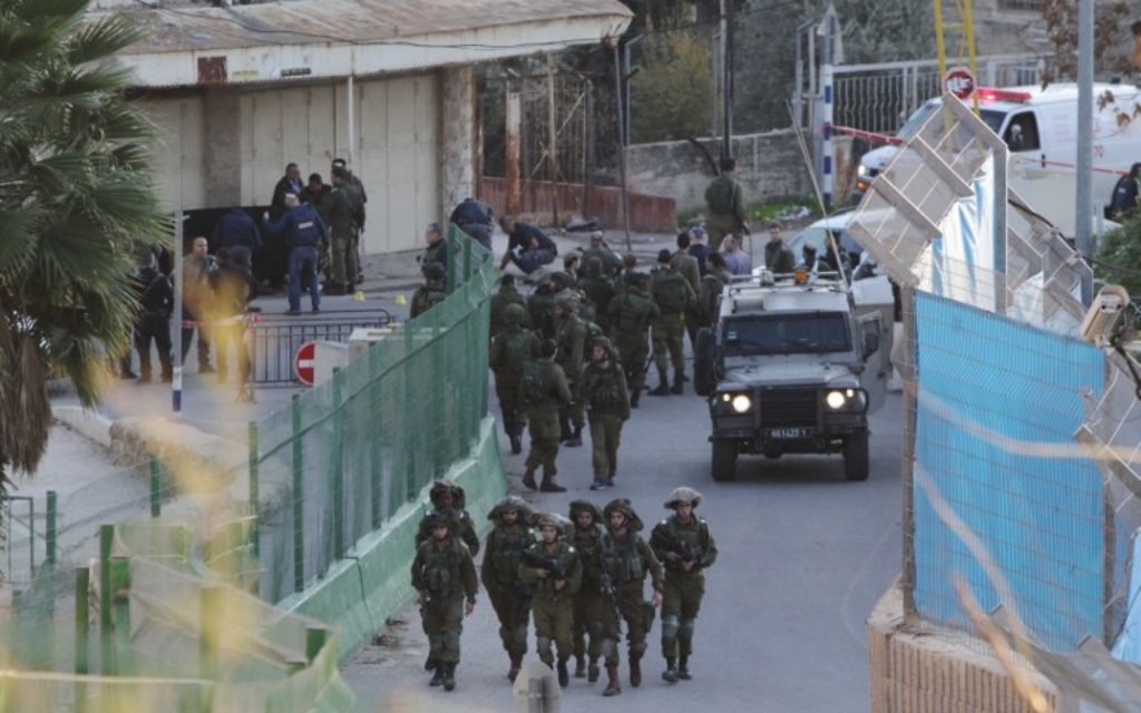 Forces de sécurité israéliennes sur les lieux d'une attaque au couteau, près du Tombeau des Patriarches à Hébron, le 7 décembre 2015. Illustration. (Crédit : Hazem Bader/AFP)