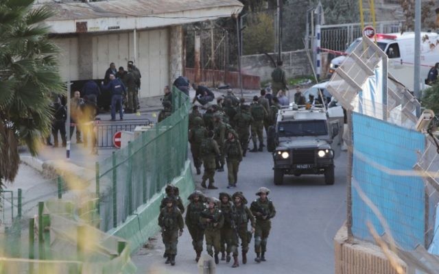 Forces de sécurité israéliennes sur les lieux d'une attaque au couteau, près du Tombeau des Patriarches à Hébron, le 7 décembre 2015. Illustration. (Crédit : Hazem Bader/AFP) Forces de sécurité israéliennes sur les lieux d'une attaque au couteau, près du Tombeau des Patriarches à Hébron, le 7 décembre 2015. Illustration. (Crédit : Hazem Bader/AFP)
