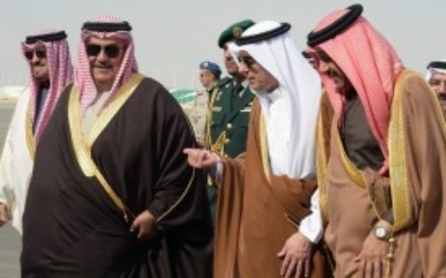 Le ministre saoudien des Affaires étrangères Adel al-Jubeir (au centre à droite) accueille son homologue de Bahreïn Khalid Bin Ahmad al-Khalifa (au centre à gauche) et le secrétaire général du conseil de coopération du Golfe Abdullatif bin Rashid Al-Zayani de Bahreïn (tout à droite) à leur arrivée pour un conseil de coopération du Golfe dans la capitale de l'Arabie saoudite, Ryad, le 9 janvier 2016. (Crédit : AFP/Ahmed Farwan) Le ministre saoudien des Affaires étrangères Adel al-Jubeir (au centre à droite) accueille son homologue de Bahreïn Khalid Bin Ahmad al-Khalifa (au centre à gauche) et le secrétaire général du conseil de coopération du Golfe Abdullatif bin Rashid Al-Zayani de Bahreïn (tout à droite) à leur arrivée pour un conseil de coopération du Golfe dans la capitale de l'Arabie saoudite, Ryad, le 9 janvier 2016. (Crédit : AFP/Ahmed Farwan)