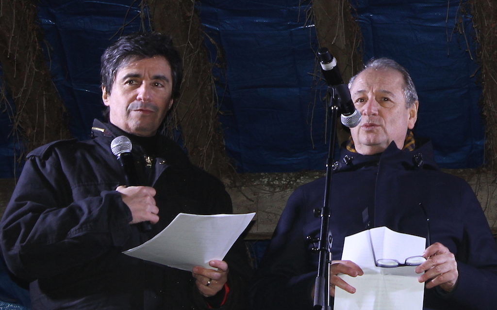 Ariel Wizman et Patrick Braoudé ont joué un passage d’une pièce de Jean-Claude Grumberg au square Ilan-Halimi (Crédit : Times of Israël Staff/Glenn CLoarec)